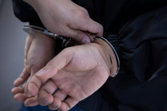 un barbat a fost condamnat la inchisoare cu executare dupa ce a lovit din reflex un jurnalist intr un tribunal din berlin 6849c0ac8a8c9