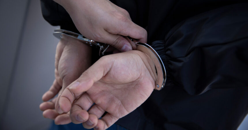 un barbat a fost condamnat la inchisoare cu executare dupa ce a lovit din reflex un jurnalist intr un tribunal din berlin 6849c0ac8a8c9