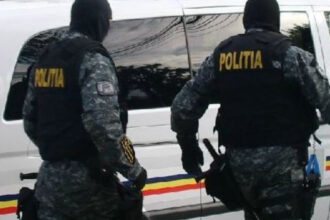 un barbat si a sechestrat in casa cei 4 copii apoi i a amenintat pe politisti cu arma si a tras spre ei 685bf8bbdad8f