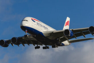 un insotitor de zbor de la british airways a fost gasit dansand complet dezbracat in toaleta in timpul unui zbor spre londra 683dfcefa128c