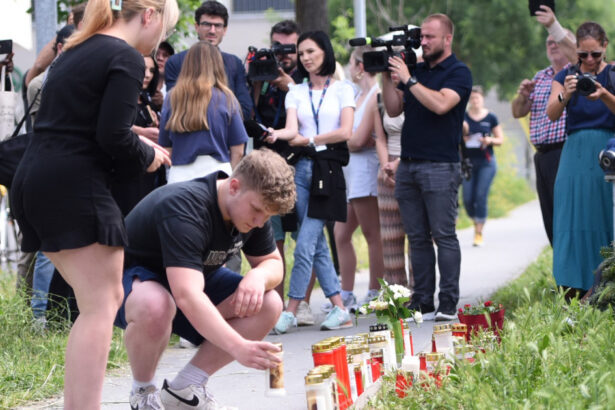 unul dintre cei doi elevi romani raniti in atacul din austria impuscat de patru ori a fost operat de urgenta ce spune mama lui 68499a09acf0a