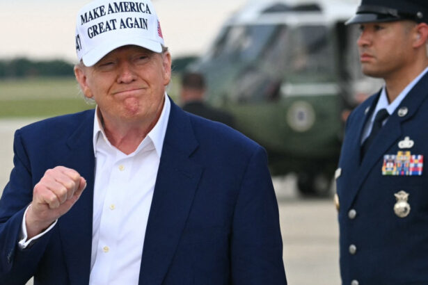 val de conspiratii bizare meme si decizii economice cum arata contul lui donald trump pe truth social 683e7f04b02b0