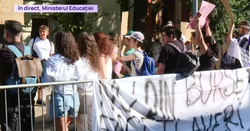 video a doua zi de proteste fata de taierile de burse elevii ies in strada alaturi de studenti nemultumiti de noile masuri 685e488792c72