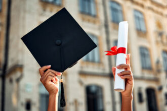 video absolventi de facultate la 70 de ani motivul pentru care si au dorit sa fie studenti la varsta a treia viata e frumoasa daca o faci 683fc6346340c