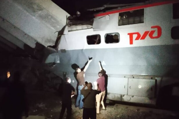 video accident in rusia un pod s a prabusit peste un tren cel putin sapte oameni au murit 683be8e8a2a70