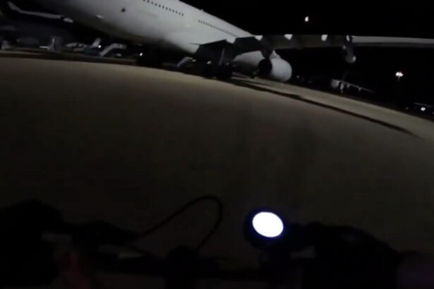 video activisti pro palestinieni au patruns in baza aeriana britanica brize norton si au stropit avioanele cu vopsea 685532f791db5