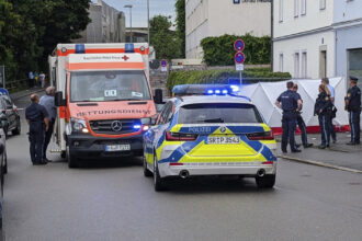 video alerta intr un oras din germania un barbat a intrat cu masina intr un grup de oameni in multime s ar fi aflat sotia si copilul lui 684499209757c