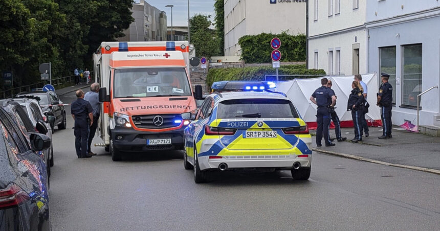 video alerta intr un oras din germania un barbat a intrat cu masina intr un grup de oameni in multime s ar fi aflat sotia si copilul lui 684499209757c