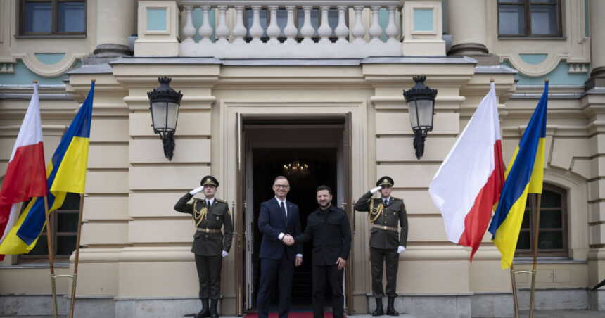 video andrzej duda a fost decorat de volodimir zelenski in ultima vizita a presedintelui polonez in ucraina 68600ea860217