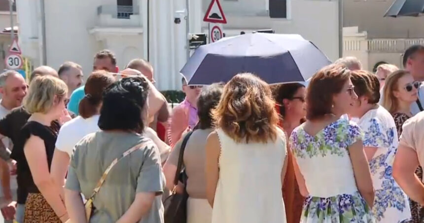 video angajatii de la guvern au protestat la palatul victoria sunt nemultumiti de reducerea sporurilor 685e6829eaa5d