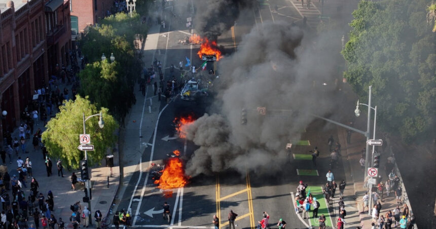 video autostrazi blocate si masini in flacari proteste uriase in los angeles trump cere arestarea protestatarilor care poarta masti 68467ac9b07d8