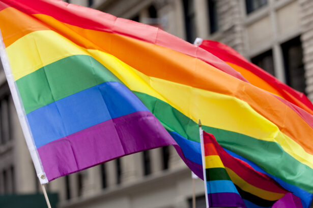 video bucharest pride are loc astazi in capitala la marsul normalitatii oamenii au venit cu steaguri tricolore si cruci din lemn 68442eb7acf2d