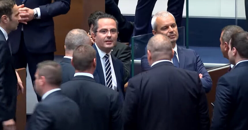 video ciocniri si tensiuni in parlamentul bulgariei din cauza intrarii in zona euro sofia a primit unda verde de la comisia europeana si bce 6841339ac04b5