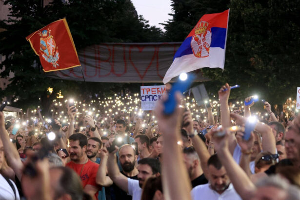 video confruntari violente la belgrad unde protestatarii au cerut alegeri anticipate presedintele sarb invoca o lovitura de stat 6860d83ae4f4f