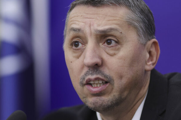 video daniel david licitatia pentru manualele de liceu va incepe in decembrie cand vor fi facute schimbarile privind evaluarea nationala 685d5cfb2611e