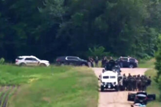 video imagini de la actiunea de capturare a suspectului in cazul uciderii alesilor democrati din minnesota unde se ascundea vance boelter 68504d222d7bb
