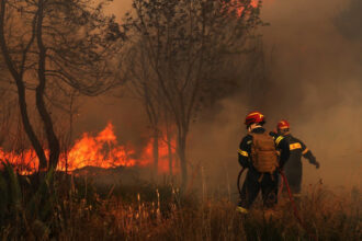 video incendii puternice de vegetatie in apropierea atenei case facute scrum peste 50 de localnici evacuati 685d5b400d5d3