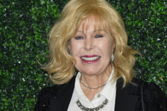 video loretta swit a murit la varsta de 87 de ani actrita a fost celebra pentru rolul hot lips houlihan din serialul de comedie mash 683e98d109060