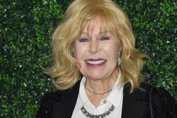 video loretta swit a murit la varsta de 87 de ani actrita a fost celebra pentru rolul hot lips houlihan din serialul de comedie mash 683e98d109060