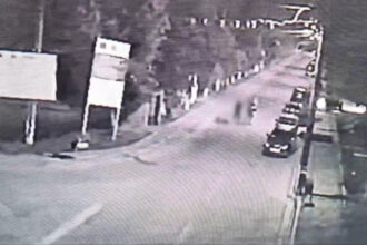 video momentul in care un tanar de 20 de ani din galati este omorat in bataie in plina strada doi agresori au fost arestati 684737b041125