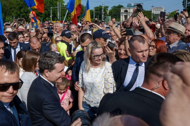 video nicusor dan baie de multime la chisinau presedintele a fost votat de peste 80 dintre basarabenii cu cetatenie romana 684862484ac79