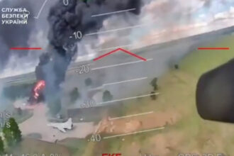 video noi imagini din operatiunea panza de paianjen momentul in care ucrainenii ataca un bombardier rusesc langa avioane deja in flacari 6844797e32892