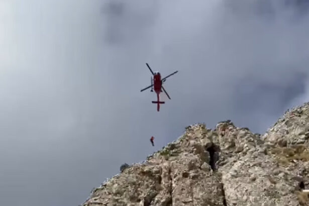 video patru alpinisti ramasi blocati in muntii bucegi interventia salvamont a durat 17 ore 683c736ae2cae