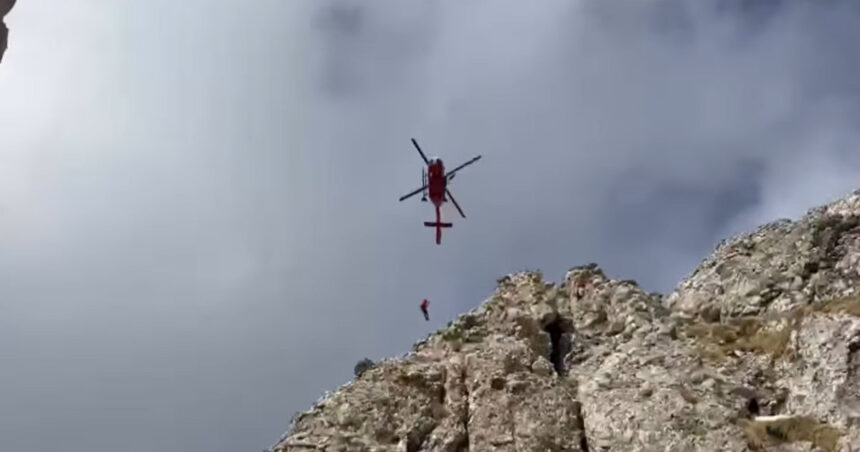 video patru alpinisti ramasi blocati in muntii bucegi interventia salvamont a durat 17 ore 683c736ae2cae