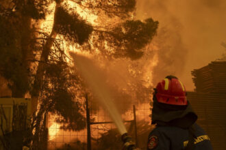 video stare de urgenta pe insula greceasca chios din cauza incendiilor de vegetatie localitati evacuate peste 350 de pompieri mobilizati 6859c231b0826