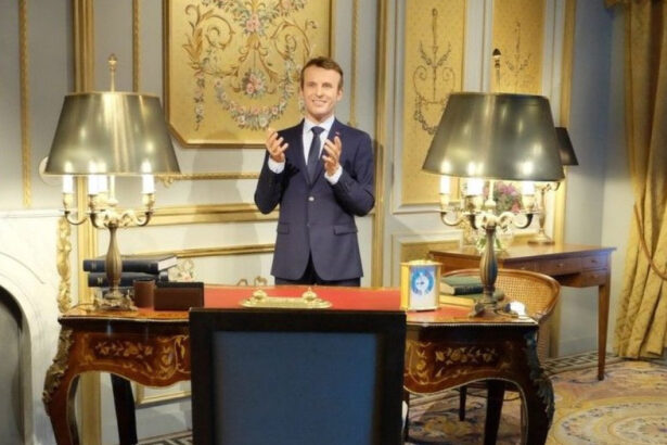 video statuia de ceara a lui emmanuel macron a fost furata de la muzeul grevin si depusa in fata ambasadei rusiei din paris 683dbda770d83
