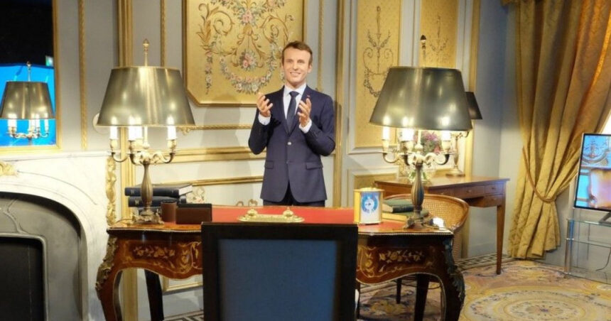 video statuia de ceara a lui emmanuel macron a fost furata de la muzeul grevin si depusa in fata ambasadei rusiei din paris 683dbda770d83