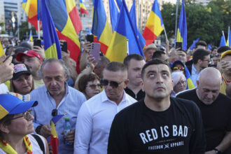 videofoto cateva sute de persoane si george simion au protestat in piata victoriei impotriva austeritatii manifestatii aur si in alte orase 6858518c4f59b