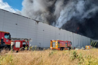 videofoto incendiu la o hala din incinta unui parc logistic situat la km 23 al autostrazii a1 pompierii intervin cu 14 autospeciale 68615f8834c1d