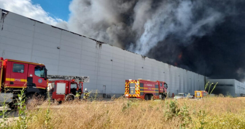 videofoto incendiu la o hala din incinta unui parc logistic situat la km 23 al autostrazii a1 pompierii intervin cu 14 autospeciale 68615f8834c1d
