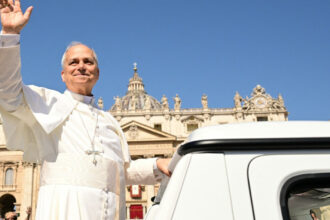 videofoto papa leon rupe codul vestimentar papal cu un accesoriu sport cum i a surprins pe fanii baseballului la vatican 684bf7d8a2e96