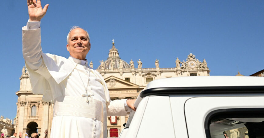 videofoto papa leon rupe codul vestimentar papal cu un accesoriu sport cum i a surprins pe fanii baseballului la vatican 684bf7d8a2e96