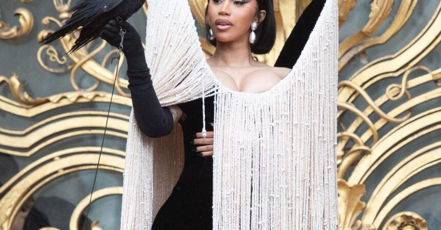 cardi b a venit cu un corb pe covorul rosu faceti liniste ca sa nu il speriati 686d27bee6090