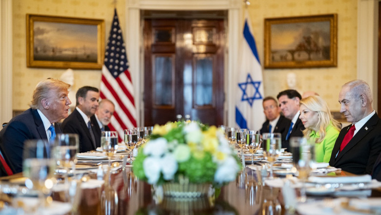 ce cadou i a oferit netanyahu lui trump in timpul vizitei sale in sua reactia presedintelui american e un lucru semnificativ 686cb7a84b5f1
