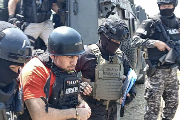cel mai mare traficant de droguri din ecuador a fost extradat in sua il trimitem cu mare placere sa se confrute cu legea americana 687dc828384f3