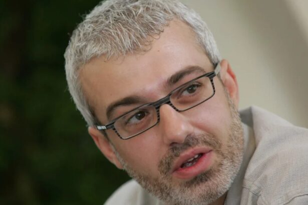 cui ii datoreaza catalin crisan cariera sa artistica ea este artista celebra care i a descoperit talentul la liceu m a auzit zdranganind la pian 6887527846032