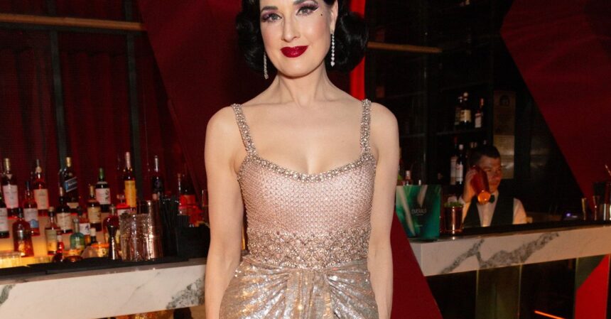 dita von teese stralucitoare pe covorul rosu arata senzational la 52 de ani 6867d3fa32d70