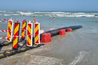 foto primaria navodari sanctionata din cauza ca o teava deverseaza ape pluviale in mare amenzi de peste 800 000 lei pe litoral 68888790cd576