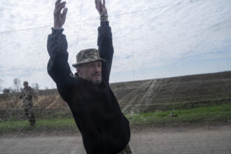 foto tehnologiile vechi si noi concureaza pe front cum pescuieste ucraina dronele rusesti cu plase 686c9974a0790