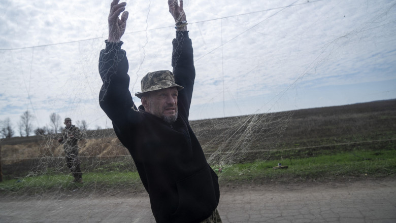 foto tehnologiile vechi si noi concureaza pe front cum pescuieste ucraina dronele rusesti cu plase 686c9974a0790