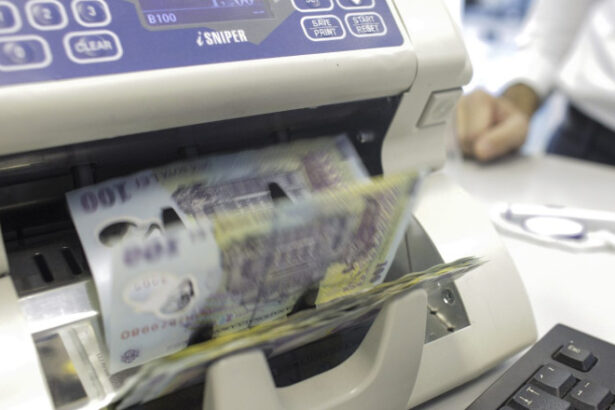 guvernul vrea sa plafoneze pensiile si salariile si anul viitor anuntul facut de ilie bolojan 6865559f73b6a