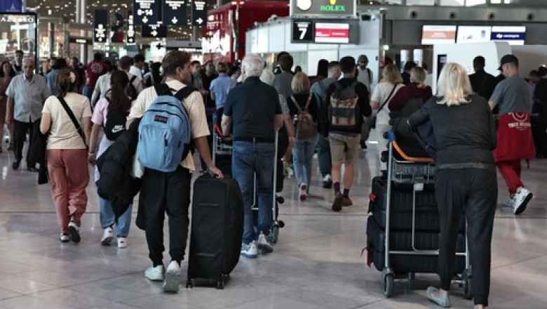 haos pe aeroporturile din franta peste 900 de zboruri au fost anulate joi din cauza grevei controlorilor de trafic aerian 6866c4f152f64