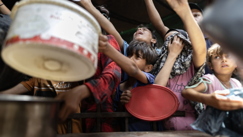 israelul a anuntat ca a parasutat ajutoare umanitare in fasia gaza ministrul securitatii nationale acuza o capitulare in fata hamas 6885e3e1c1e9b