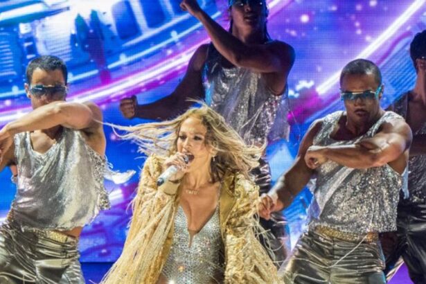 jennifer lopez straluceste in turneul up all night in tinute care redefinesc glamour ul de scena 687a430bb17cb