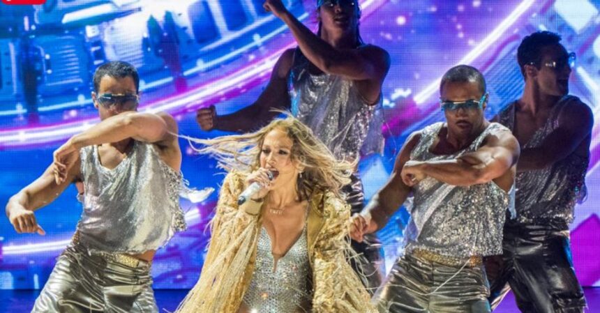 jennifer lopez straluceste in turneul up all night in tinute care redefinesc glamour ul de scena 687a430bb17cb