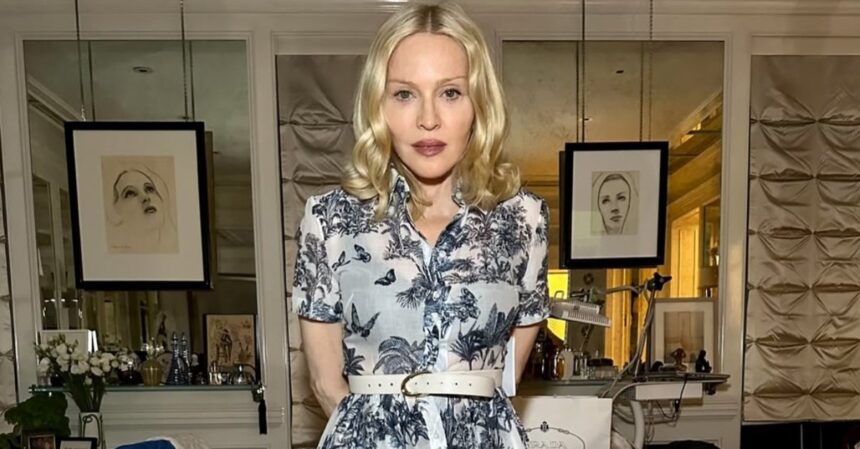 obiectul misterios pe care madonna il are in baie ce au observat fanii intr unul dintre filmuletele publicate de artista pe tiktok 687bc43ed45f8